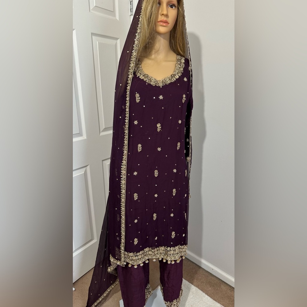 Elegant Purple Embellished Traditional Outfit
Pakistani/indian/punjabi suit